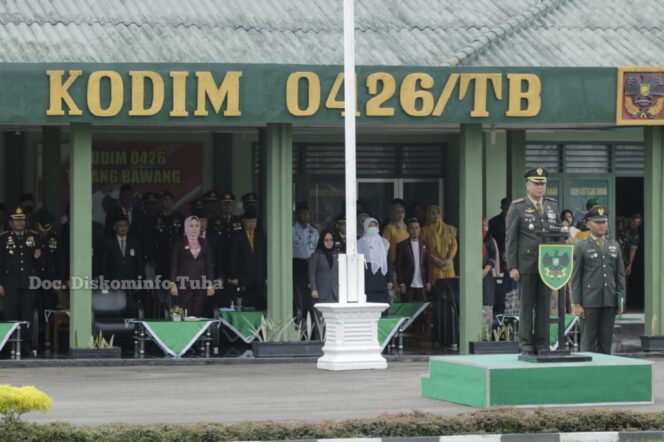 
					Bupati Winarti hadiri Upacara HUT TNI ke -77 di Makodim 0426 Tulang Bawang