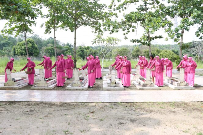 
					Peringatan HKGB Ke-70, Bhayangkari Cabang Tulang Bawang Gelar Ziarah dan Tabur Bunga