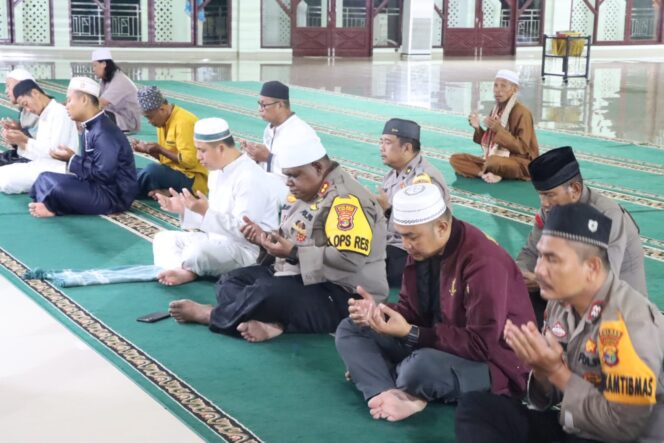 
					Kapolres Tulang Bawang Sholat Subuh Berjamaah Bersama Warga di Islamic Center Menggala