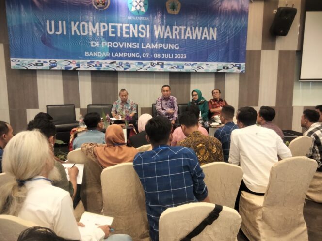 
					Foto : Kepala TVRI Lampung, duduk dibagian tengah baju bati ungu, Herly Marjoni.
