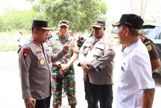 
 Pesan Kapolda Lampung Saat Cek Langsung TPS Pilkakam 2023 di Tulang Bawang