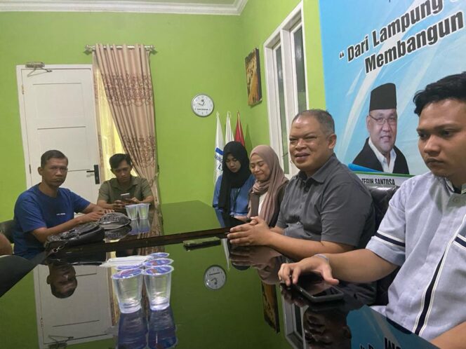 
 Hadin, Caleg DPR-RI Asal Lampung yang Janjikan 100% Gaji dan Tunjangan untuk Anak Muda dan Masyarakat