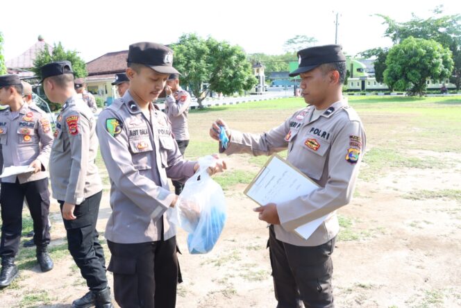 
					Dokkes Polres Tulang Bawang Bagikan Bubuk Abate Secara Gratis dan Ingatkan 3M Plus Untuk Cegah DBD