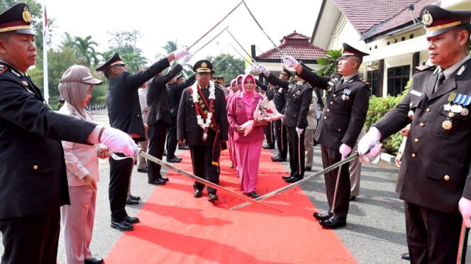 
					Kapolres Tulang Bawang Pimpin Upacara Purnabakti Tiga Personel, Berikut Nama dan Jabatannya