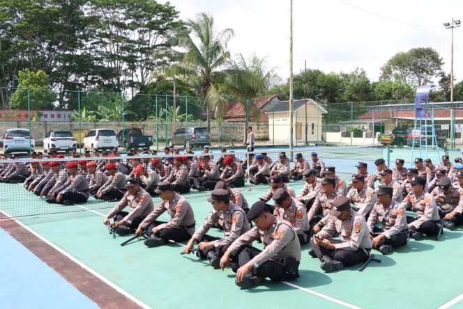 
					Polres Tulang Bawang Bagikan Kaporlap Kepada Ratusan Personel Yang Terlibat Pam TPS