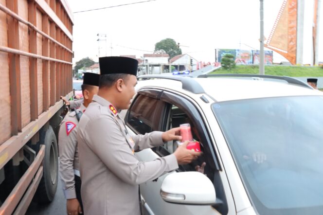 
					Polres Tulang Bawang Bagikan Takjil Gratis di Tugu Garuda, AKBP James Sampaikan Pesan Ini