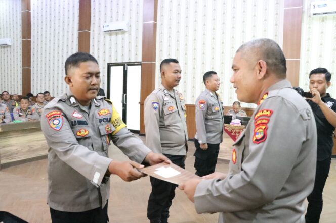 
					Tiga Personel Bhabinkamtibmas Polres Tulang Bawang Mendapatkan Reward, AKBP James Sampaikan Pesan Ini