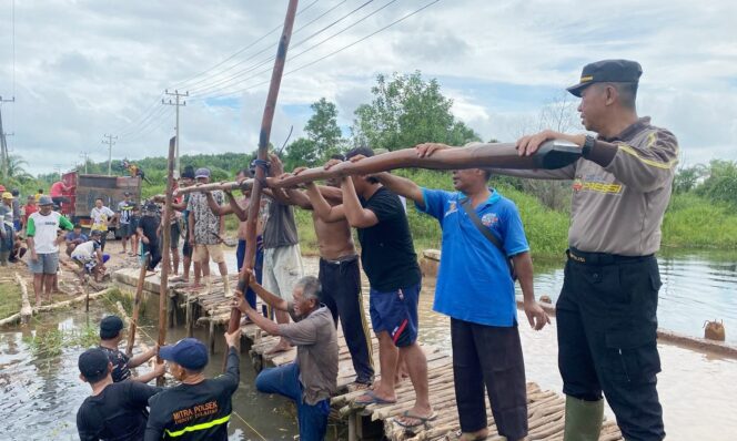 
					Cegah Aksi Pungli, Polsek Dente Teladas Bersama Warga Gotong Royong Bangun Jembatan