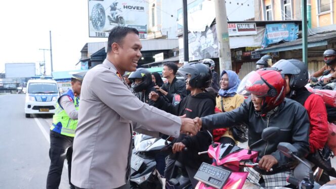 
					Kapolres Tulang Bawang Bercengkrama Dengan Pemudik Pada Pengawalan Gratis Arus Balik Lebaran 2024