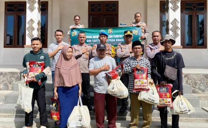 
					Peringati Maulid Nabi Muhammad SAW, Polres Tulang Bawang Gelar Bakti Religi dan Baksos di Tiga Lokasi Berbeda