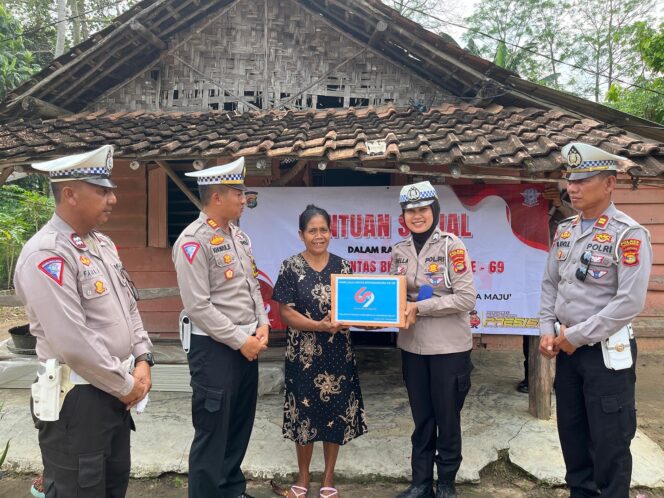 
					Sambut HUT Lalu Lintas Bhayangkara Ke-69, Polres Tulang Bawang Gelar Baksos di Dua Lokasi Berbeda