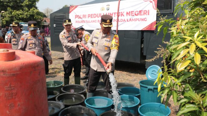 
					Polres Tulang Bawang Distribusikan 19 Ribu Liter Air Bersih di Dua Lokasi Berbeda