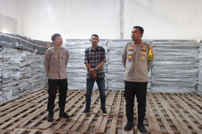 
					Kapolres Tulang Bawang Cek Langsung Gudang Logistik Pilkada 2024, Ada 4 Pointers Yang Disampaikan