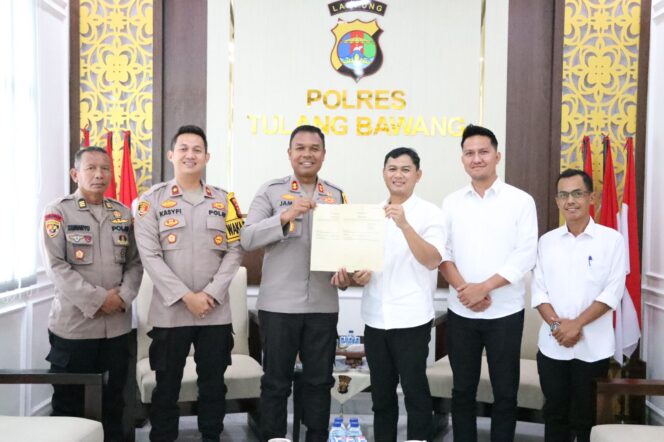 
					Penataan Aset Polres Tulang Bawang, AKBP James Terima Dua Sertifikat Tanah Dari ATR/BPN