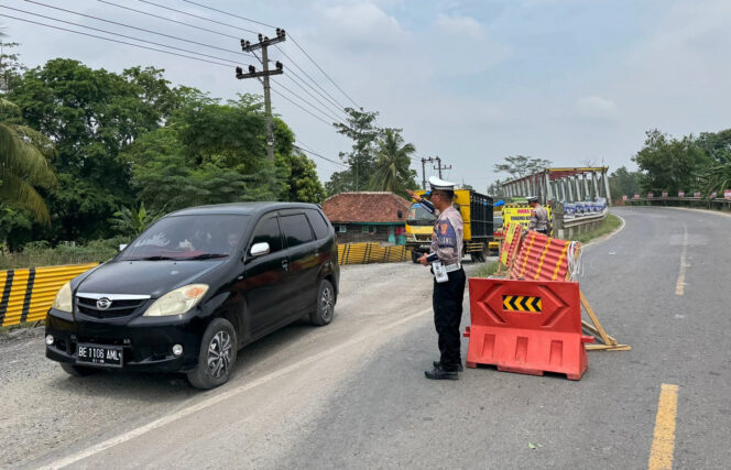 
					Perbaikan Jembatan Way Pidada, Kasat Lantas Polres Tulang Bawang Imbau Kendaraan Diatas 25 Ton Lewat Jalan Tol