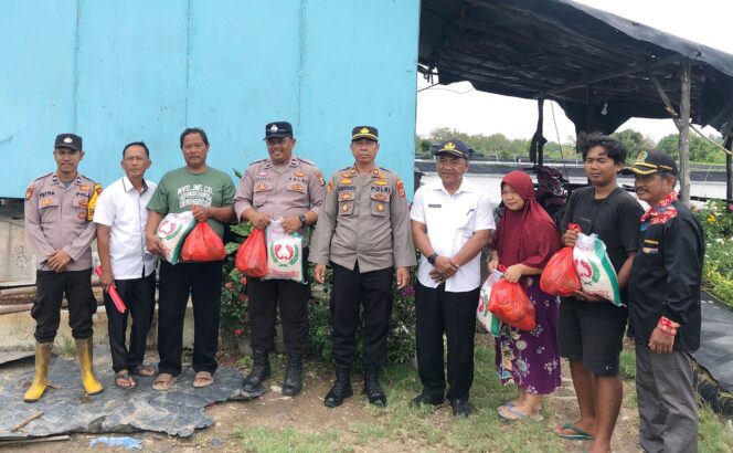 
					Polres Tulang Bawang Berikan Bansos Kepada Masyarakat Terdampak Bencana Alam Angin Puting Beliung