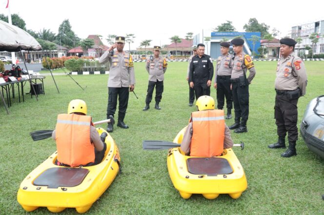 
					Kesiapan Hadapi Cuaca Ekstrem, Kapolres Tulang Bawang Cek Peralatan SAR