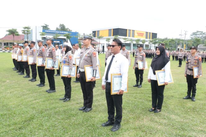 
					Kapolres Tulang Bawang Berikan Reward Kepada 38 Personel Berprestasi, Berikut Daftar Namanya