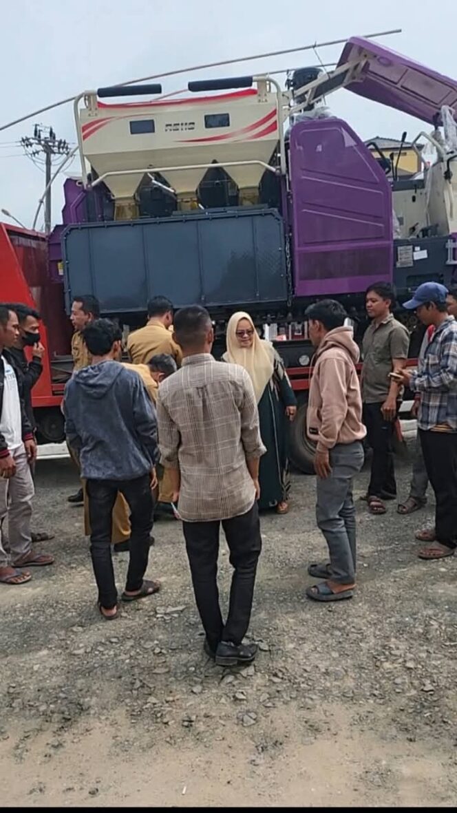 
					Elfianah Khamami Menyerahkan Bantuan 1 Unit Combine Harvester Pada Brigade Pangan Desa Sungai Badak