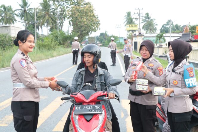 
					Polres Tulang Bawang Bagikan Ratusan Takjil ke Pengendara, AKBP Yuliansyah Paparkan Tujuannya