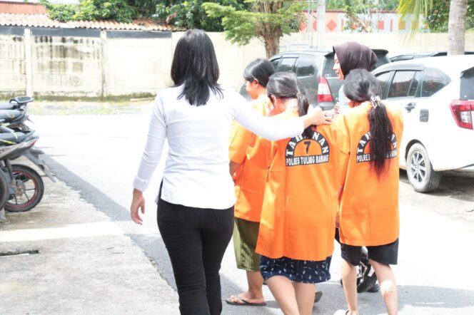 
					Polres Tulang Bawang Ciduk Lima Sindikat Pemalsu SKCK Yang Sudah Beraksi Sejak 2022, Empat Diantaranya IRT