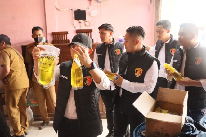 
					Polres Tulang Bawang Bersama Dinas Perdagangan Sidak Pasar dan SPBU, Ini Tujuannya
