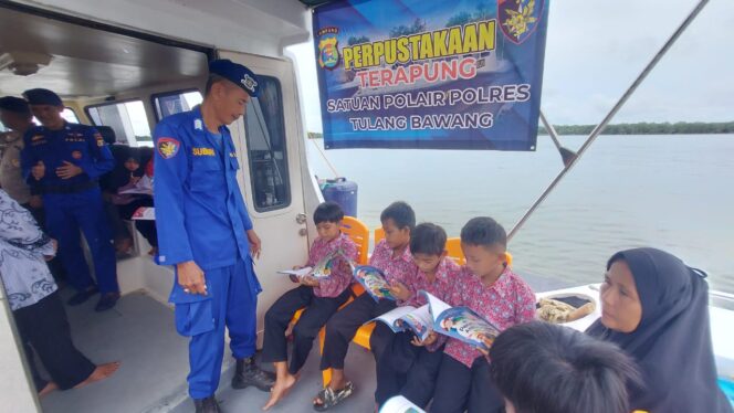 
					Satuan Polair Polres Tulang Bawang Gelar Perpustakaan Terapung, Berikut Lokasi dan Manfaatnya