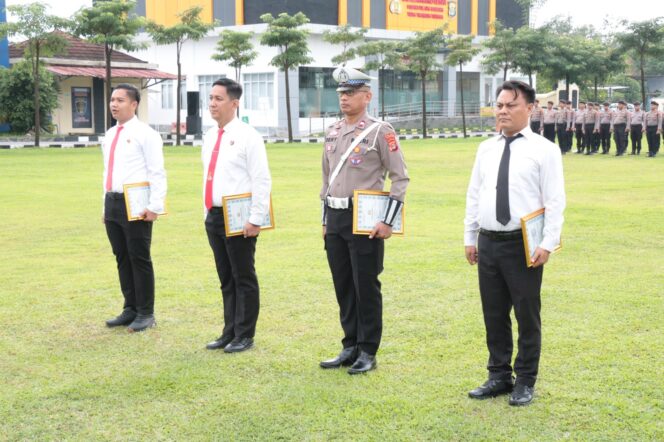 
					Kapolres Tulang Bawang Berikan Reward Kepada 40 Personel, Berikut Daftar Nama dan Prestasinya