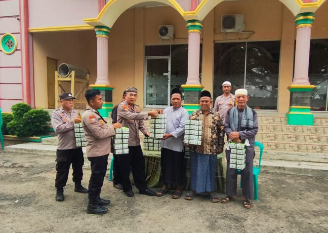 
					Sambut Hari Bhayangkara Ke-79, Polsek Banjar Agung Bagikan Ratusan Kotak Nasi Gratis di Masjid