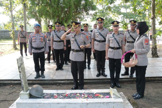 
					Pimpin Upacara Ziarah dan Tabur Bunga di TMP Sambut Hari Bhayangkara Ke-79, AKBP Yuliansyah Sampaikan Pesan Penting