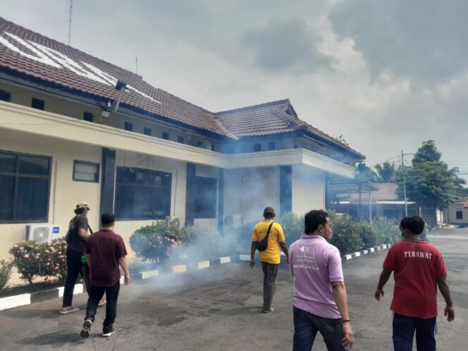 
					Polres Tulang Bawang Lakukan Fogging di Kantor dan Asrama, AKBP Yuliansyah Ingatkan 5M