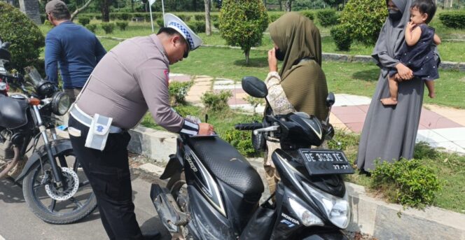 
					Hari Pertama Operasi Patuh Krakatau 2025, Polres Tulang Bawang Tilang 30 Pelanggar