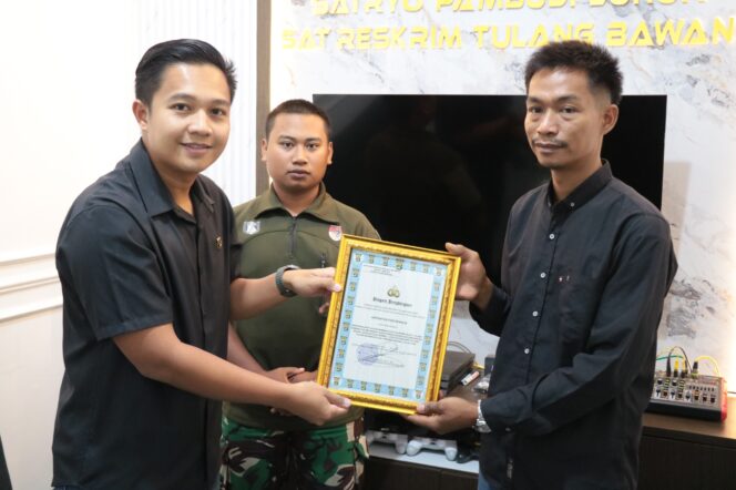 
					Polres Tulang Bawang Berikan Penghargaan Kepada Masyarakat Dalam Pengungkapan Kasus di Bedeng PT Indolampung