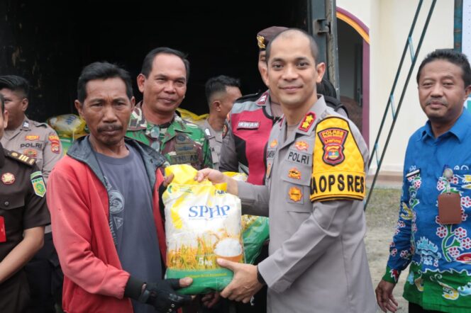 
					GPM Polres Tulang Bawang Diserbu Warga, 3 Ton Beras SPHP Ludes Dalam 1 Jam