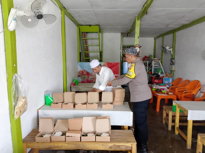 
					Rutin Bagikan Nasi Kotak Gratis di Ponpes, Kompol Haryono: Program Jum’at Berkah Kapolres Tulang Bawang