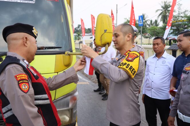 
					Polres Tulang Bawang Bagikan Ratusan Bendera Merah Putih Gratis Sambut HUT RI Ke-80