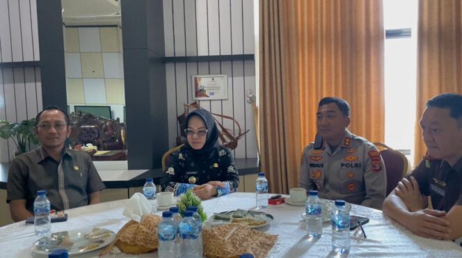 
					Bupati Mesuji Elfianah Bantah Tuduhan Pemerintah dan Penegak Hukum Berpihak ke Perusahaan