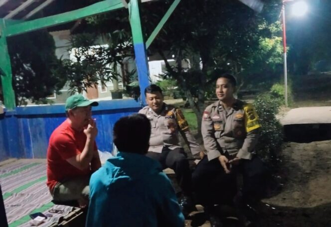 
					Sekda Mesuji Budiman Jaya Ikut Jaga Pos Kamling, Dorong Sinergi untuk Keamanan Masyarakat