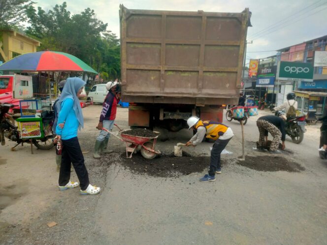 
					Pemerintah Kabupaten Mesuji Perbaiki Jalan Rusak Jelang Lebaran Idul Fitri 1447H