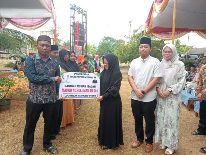 
					Bupati Mesuji Elfianah Bagi-Bagi Bantuan dan Laksanakan Safari Ramadhan.